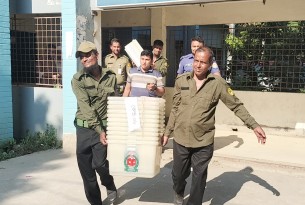 রাত পোহালেই লালমোহনের এক ইউপিতে নির্বাচন, কেন্দ্রে গেল সরঞ্জাম