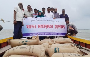 লালমোহনের বিচ্ছিন্ন চরকচুয়াখালীর বাসিন্দাদের খাদ্য সহায়তা প্রদান