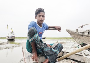 লালমোহনে জেলেপল্লীতে নিত্যসঙ্গী অভাব-অনটন, শিক্ষা বিমুখ শিশুরা