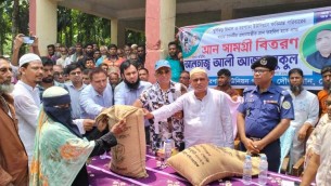 ভোলার দৌলতখানে ৬০০ পরিবারের মাঝে ত্রাণ বিতরণ