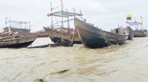 ঘূর্ণিঝড় রেমাল আতঙ্কে লালমোহনে আশ্রয়ণকেন্দ্রে এক হাজারেরও অধিক মানুষ