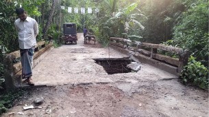 লালমোহনে ক্ষতিগ্রস্ত পুল সংস্কার হচ্ছে না ১ মাসেও