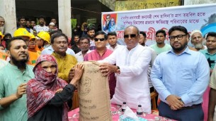 বোরহানউদ্দিনে ঘূর্ণিঝড় রেমালে ক্ষতিগ্রস্তদের মধ্যে ত্রাণ বিতরণ