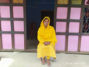 চরফ্যাশনে প্রেমিকের বাড়িতে বিয়ের  দাবিতে ২ সন্তানের জননীর অনশন