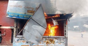 কালশী ট্রাফিক বক্সে আগুন দিলো অটোরিকশাচালকরা