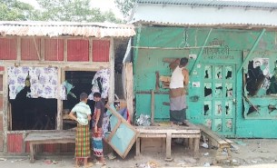 লালমোহনে রাতের আঁধারে পাল্টাপাল্টি সংঘর্ষ, দোকান ভাঙচুর ও লুটপাট