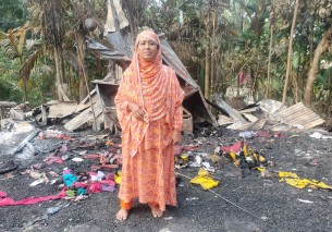 লালমোহনে আগুন কেড়ে নিলো গৃহবধূ কমলার বসত ঘর