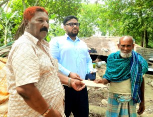 বোরহানউদ্দিনে ঘূর্ণিঝড় রেমালের তান্ডবে গৃহহীনদের পাশে দাঁড়ালেন ইউএনও