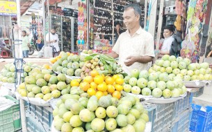 লালমোহনে বাজার ভরা মৌসুমি ফল, তবুও অনেকের সাধ্যের বাহিরে দাম
