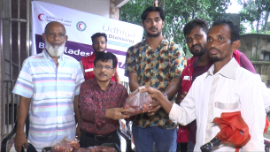 ভোলায় সুবিধা বঞ্চিতদের মাঝে ভোলা রেড ক্রিসেন্ট সোসাইটির মাংস বিতরন