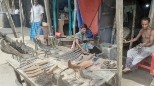 লালমোহনে টুংটাং শব্দে ব্যস্ত সময় পার করছেন কামারগণ