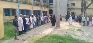 লালমোহন ও তজুমদ্দিন উপজেলায়  উৎসব মুখর পরিবেশে  চলছে ভোট গ্রহণ