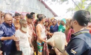 লালমোহনে দুর্গম চরের বাসিন্দাদের মাঝে শুকনো খাবার বিতরণ
