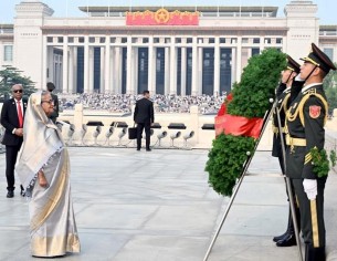 তিয়েনআনমেন স্কোয়ারে চীনা বিপ্লবী বীরদের প্রতি প্রধানমন্ত্রীর শ্রদ্ধা নিবেদন