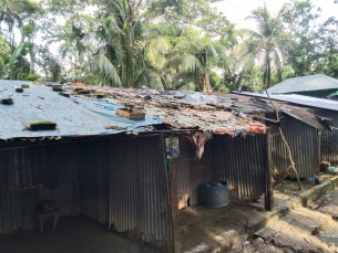 লালমোহনে জরাজীর্ণ আবাসনের ১৯০০ বাসিন্দা চরম দুর্ভোগে বসবাস করছেন