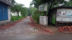 লালমোহনে নিম্নমানের ইট দিয়ে চলছে পৌরসভার সড়কের কাজ