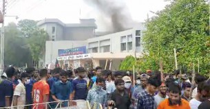 রাবির বঙ্গবন্ধু হলে আগুন, ভেতরে আটকা শিক্ষার্থীরা