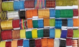 ভোলায় পরিত্যক্ত ভাঙা কাঁচে তৈরি হচ্ছে কাঁচের চুড়ি