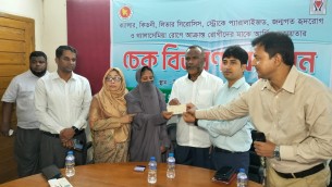 ভোলায় জটিল রোগীদের মাঝে  আর্থিক সহায়তার চেক বিতরণ