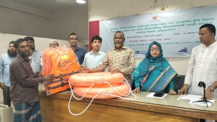 ভোলায় জেলেদের নিরাপত্তায় লাইফ জ্যাকেট ও বয়া বিতরণ