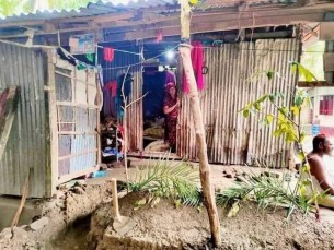 দৌলতখানে কবরের জায়গা না থাকায় বসতঘরে মাকে দাফন করলেন সন্তানরা