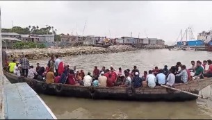 ভোলার মেঘনায় নিষেধাজ্ঞা উপেক্ষা করে চলছে ফিটনেস বিহীন যাত্রীবাহী নৌযান