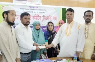 লালমোহনে কিশোর-কিশোরী ক্লাবের কো-অর্ডিনেটরদের মাঝে সম্মানীর চেক বিতরণ