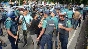 পুলিশের লাঠিচার্জ উপেক্ষা করেই সড়ক অবরোধ করলো চবি শিক্ষার্থীরা