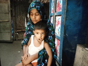 স্বামীর মৃত্যুর পর কন্যা শিশুকে নিয়ে আবাসনের ভাঙা ঘরে কষ্টে আছেন তাসলিমা