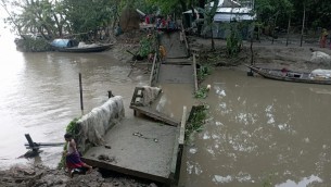 বোরহানউদ্দিনে ভারী বর্ষনে ভেঙ্গে পড়েছে ব্রিজ