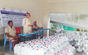 লালমোহনে ঘূর্ণিঝড়ে ক্ষতিগ্রস্তরা পেলেন আর্থিক সহায়তা ও উপকরণ