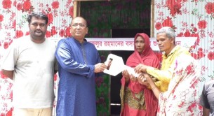 ভোলায় দৃষ্টি প্রতিবন্ধী পরিবারকে ঘর উপহার দিলেন এমপি মুকুল