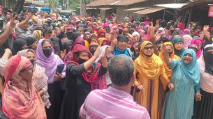 লালমোহনে উপজেলা চেয়ারম্যানের বিরুদ্ধে ঝাড়ু মিছিল