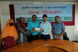 ভোলায় রেমাল ক্ষতিগ্রস্থদের ত্রানের টাকা ও টিন বিতরণ