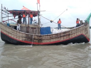 ভোলার  সাগর মোহনায় ১৩ জেলেসহ ট্রলার ডুবি জীবিত উদ্ধার - ৫, নিখোঁজ  ৮