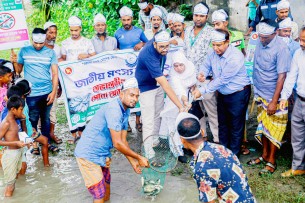 ভোলার তেঁতুলিয়া নদীতে  মাছের পোনা অবমুক্ত