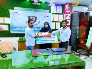 ভোলায় ক্রেতার হাতে ‘কিস্তি ক্রেতা ও পরিবার সুরক্ষা’র টাকা তুলে দিলেন ওয়ালটন