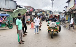 লালমোহনে যানজট নিরসনে সড়কে শিক্ষার্থী-স্বেচ্ছাসেবী