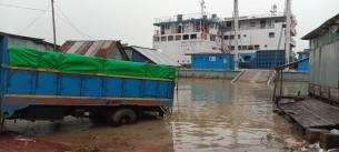 অতি জোয়ারে ইলিশা ফেরিঘাট প্লাবিত