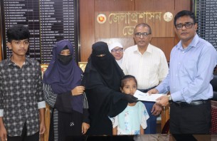 ভোলায় গুলিতে নিহত জসিমের পরিবারকে আর্থিক সহায়তা দিলেন গ্রামীন জন উন্নয়ন সংস্থা