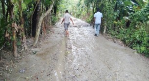 লালমোহনের কাঁচা সড়কগুলো দিয়ে পায়ে হেঁটে চলাও দুষ্কর