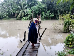 ভোলার রাজাপুরের উত্তর কন্দ্রকপুর গ্রামে   একটি সেতুর অভাবে মানুষের চরম দুর্ভোগ