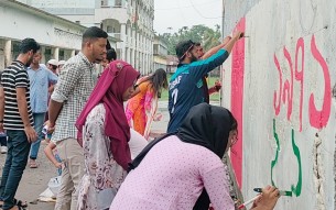 লালমোহনে শিক্ষার্থীদের দেওয়াল অঙ্কন
