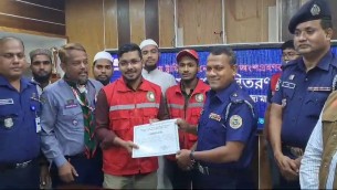 ভোলায় পুলিশের পক্ষ থেকে  ট্রাফিকের কাজ করা শিক্ষার্থীদের সার্টিফিকেট বিতরণ