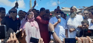 মনপুরায় বিএনপির সভাপতিকে বরণ করতে মেঘনা পাড়ে জনতার ঢল