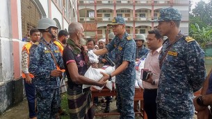 ভোলায় নৌ বাহিনীর পক্ষ থেকে ত্রাণ সামগ্রী বিতরণ
