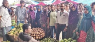 ভোলায় সড়ক নিয়ন্ত্রণ ও বাজার  মনিটরিং করছেন শিক্ষার্থীরা