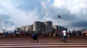 সংসদ ভবন পরিষ্কার করেছেন শিক্ষার্থীরা