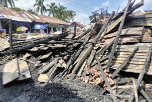 লালমোহনে অগ্নিকাণ্ডে ৭ ব্যবসাপ্রতিষ্ঠান পুড়ে ছাই