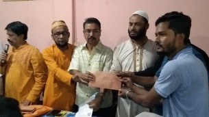 লালমোহনে অগ্নিকাণ্ডে ক্ষতিগ্রস্তদের বিএনপির অনুদান